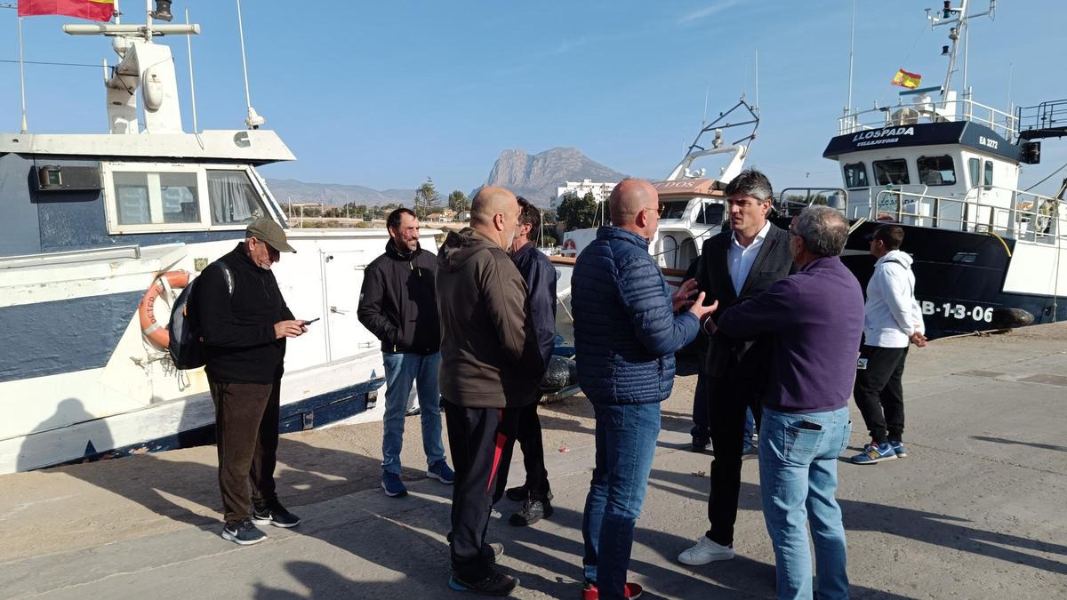 El alcalde de La Vila junto a pescadores en el puerto este jueves.