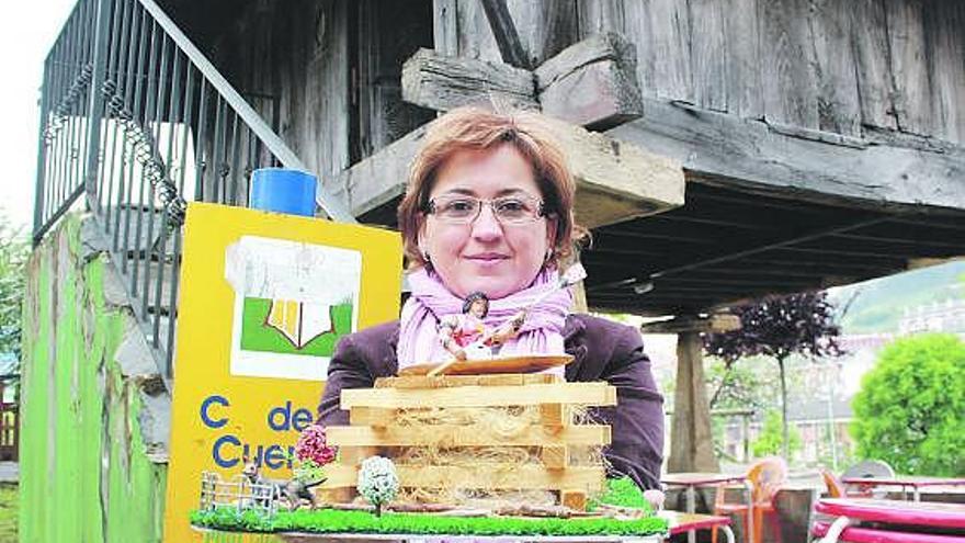 María Cinta Mántaras, en El Llar, con el diseño de la foguera ganadora.