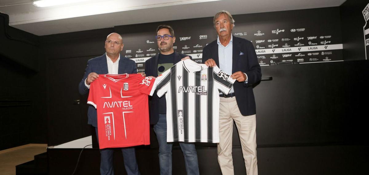 Paco Belmonte, junto al director general de Avatel, José Ángel Pic y su asesor Antonio Pedreño, presentan las camisetas con el nuevo patrocinador.