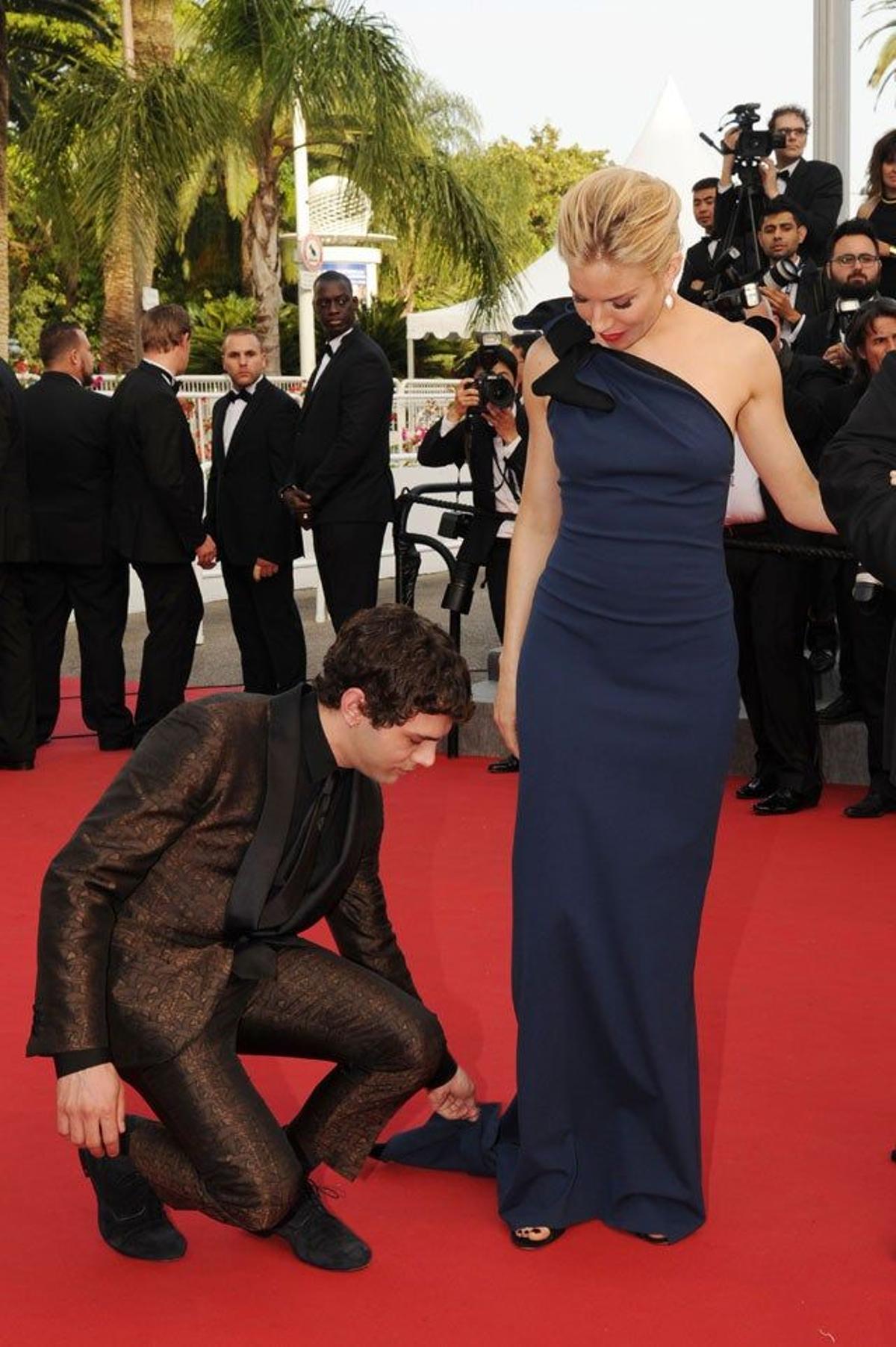 Xavier Dolan le coloca el vestido a Sienna Miller en la jornada de inauguración de la 68 Edición del Festival de Cine de Cannes