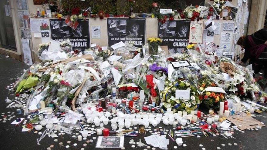 Lápices, notas y velas, ayer, junto a la redacción de Charlie Hebdo en París.