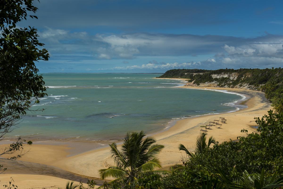Praia do Espelho, ubicada en la costa sur de Bahía (cerca de Trancoso y Caraíva), es considerada una de las playas más hermosas de Brasil. Debe su nombre al reflejo del sol sobre las formaciones de piscinas naturales y acantilados rojizos que se revelan durante la marea baja