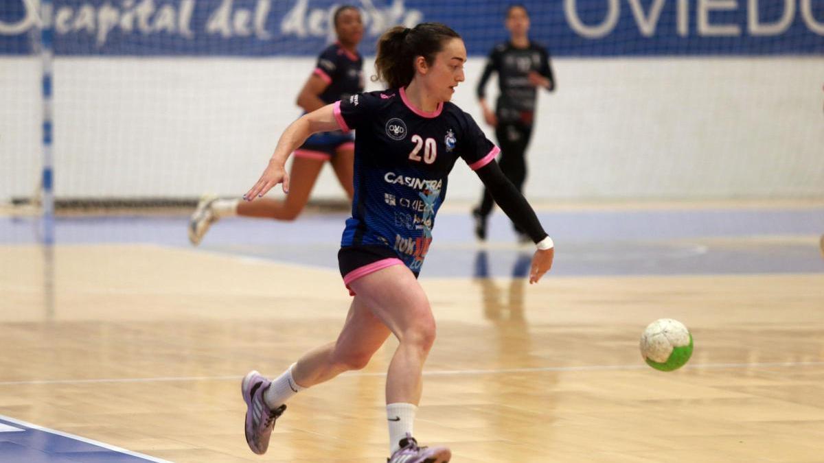 Carmen García-Calvo, tras cruzar España dos veces sin apenas descanso para ayudar al ascenso de las Lobas, renueva una temporada