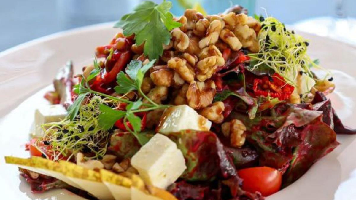 Salat „Frutal“ mit Feta- und Ziegenkäse. | 
