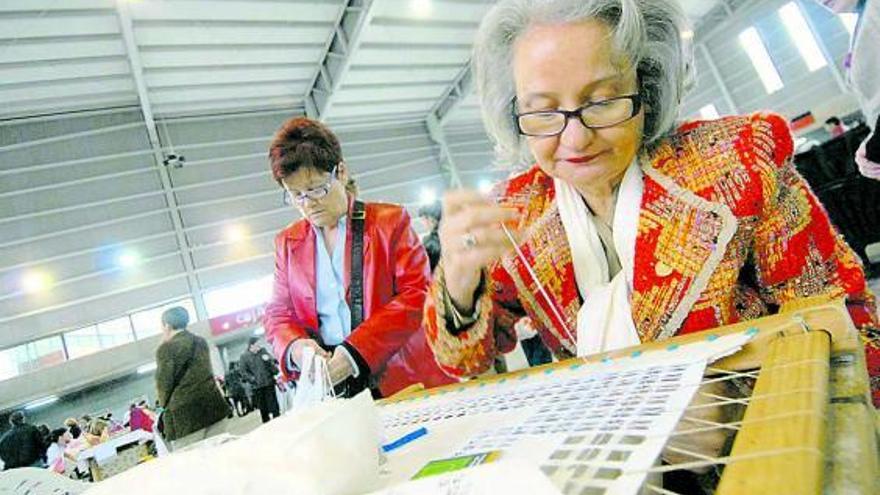 Participantes en el encuentro de encajeras de bolillos de Mieres del pasado año.