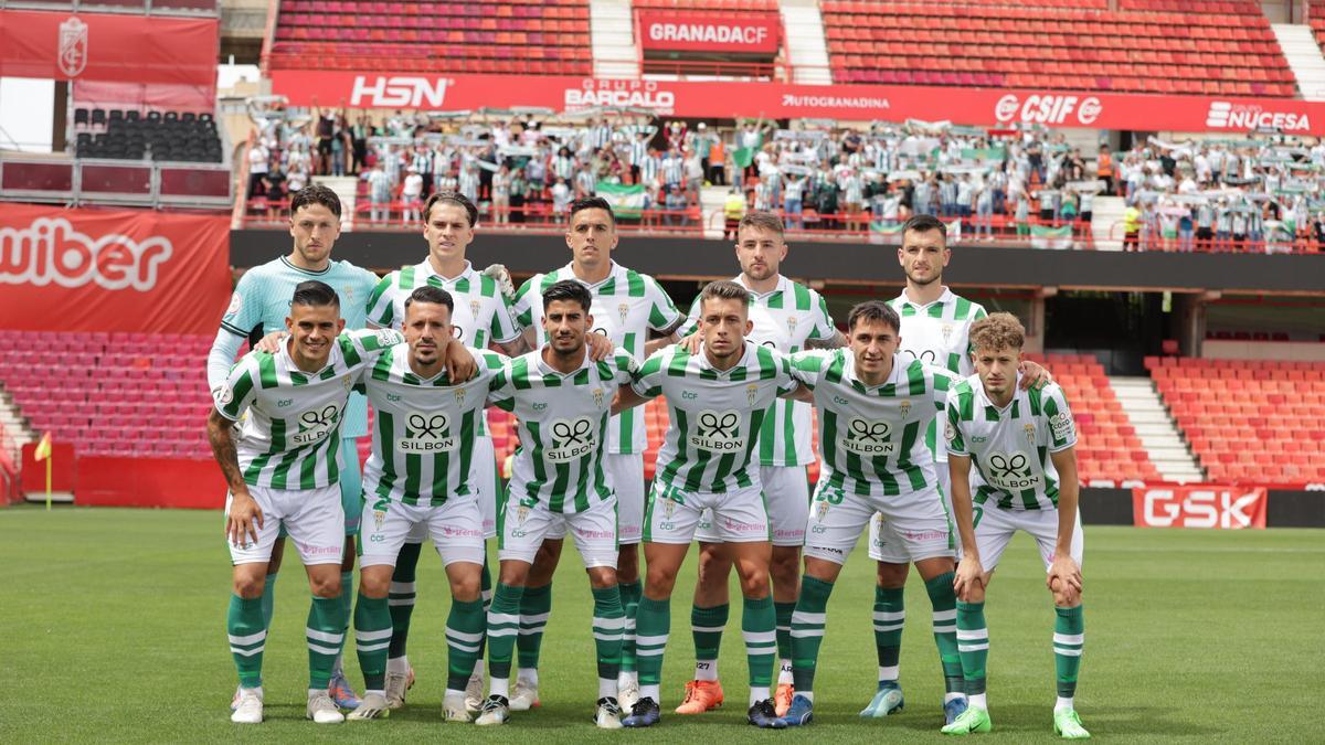 Equipo titular del Córdoba CF que cayó derrotado en Los Cármenes ante el Recreativo Granada, este domingo.