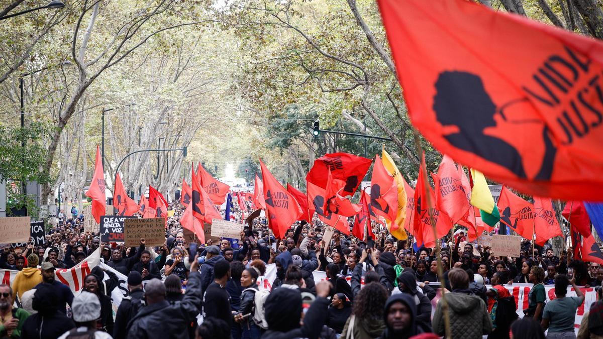 Miles de personas protestan en las calles de Lisboa contra el racismo