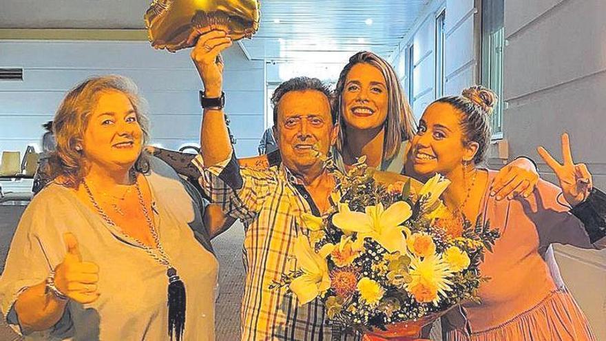 Leandro León, paciente de la uci del hospital Cruz Roja, celebrando un año de recuperación, con su familia.