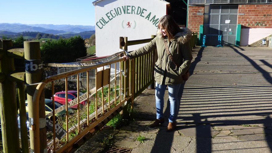 Las familias del colegio Verdeamor (Tineo) denuncian problemas de suciedad y seguridad en el parque que da acceso a su centro escolar