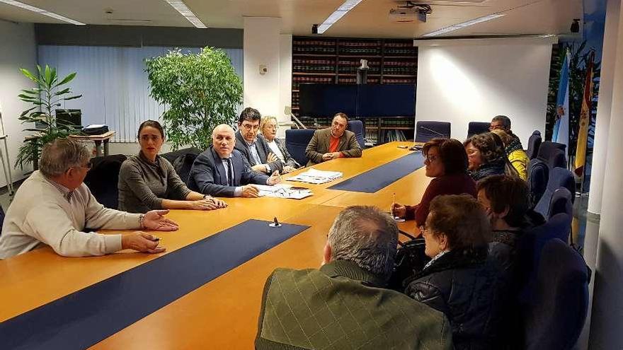 Reunión, ayer, entre representantes de la Xunta y del colectivo moañés. // G.N.