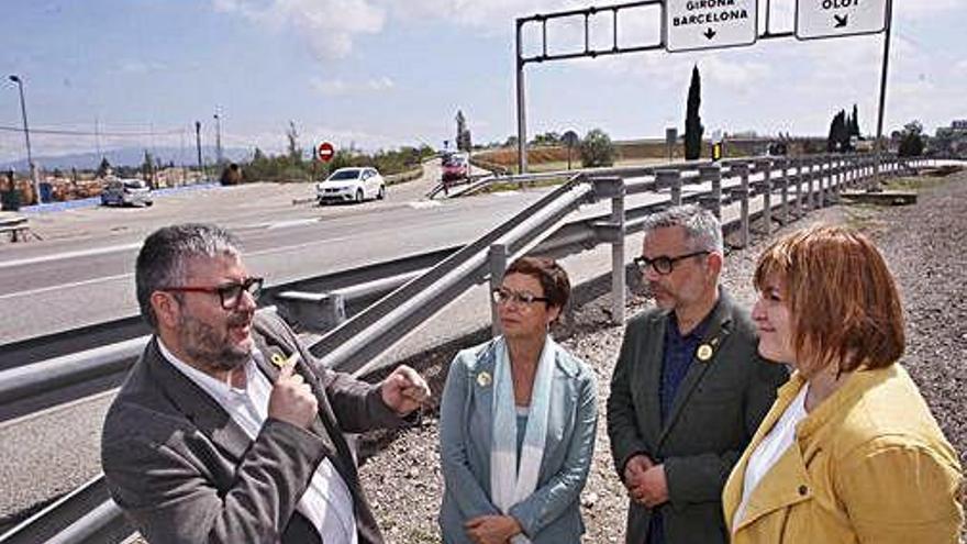 Els candidats d&#039;ERC, ahir, a l&#039;N-II, a Hostalets de Llers.