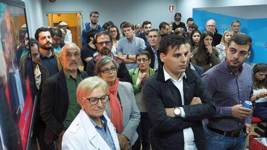 Cargos y militantes del PSdeG arroparon al candidato durante el escrutinio. // Xoán Álvarez