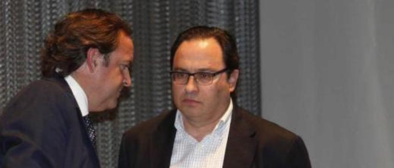 Ramón de Santiago y Javier Fernández, durante una junta de accionistas.