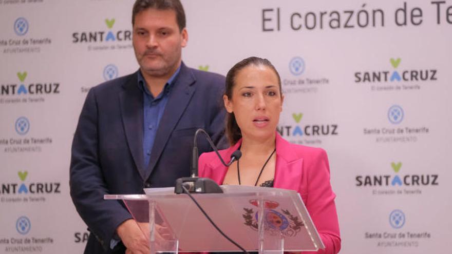 La alcaldesa de Santa Cruz de Tenerife, Patricia Hernández, junto al edil José Ángel Martín.