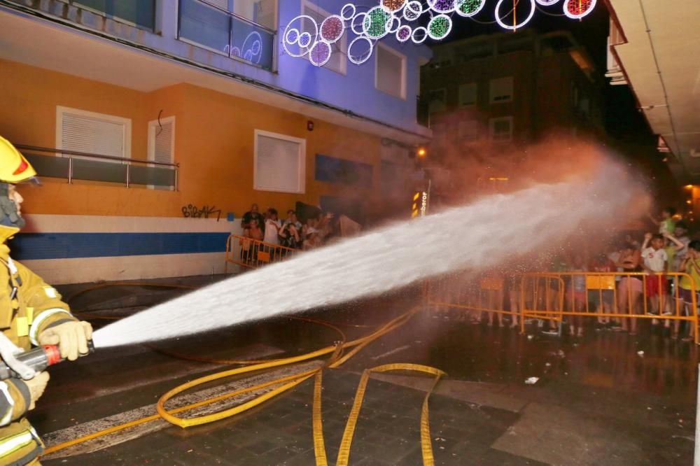 Cientos de personas, la mayoría adolescentes que quisieron disfrutar de la "cremá" y posterior "bañá" de los bomberos, se acercaron al barrio del Calvario para ver arder su hoguera