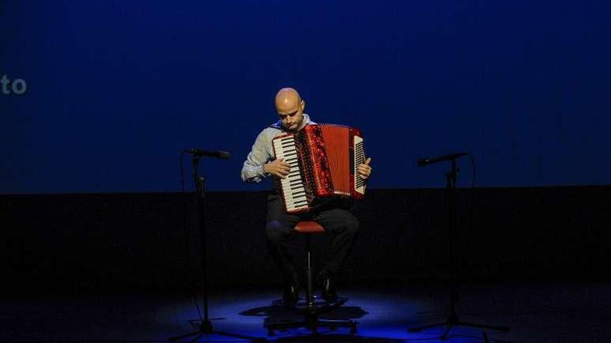 Víctor Prieto actuó en la gala del Premio Ourensanía. // Brais Lorenzo