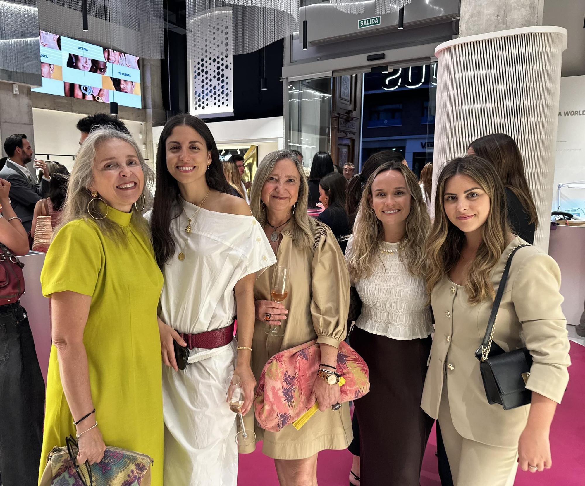 Ana Bruger, Carmen García, Rosa Pascual, Isabel Manglano Bermejo y una amiga..jpg