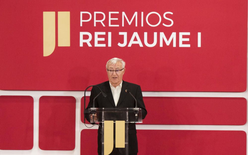 Instante de la ceremonia de entrega de los Premios Jaume I en la Lonja de València.