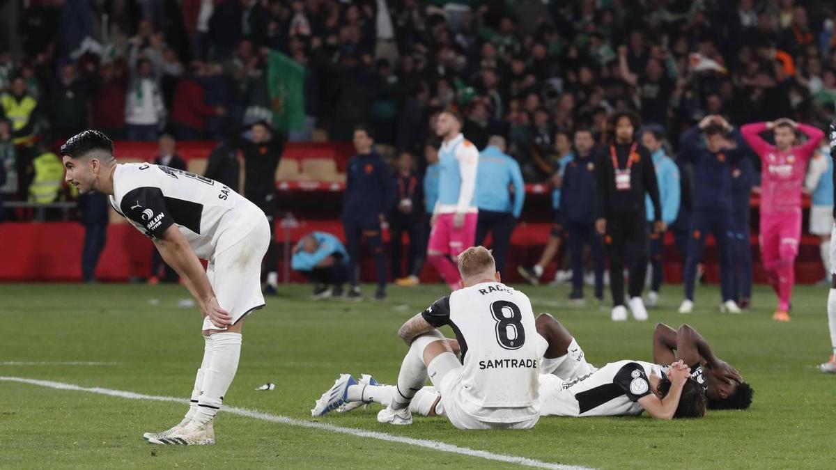 Los jugadores del Valencia CF, rotos tras el desenlace de la tanda de penaltis.
