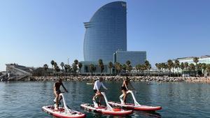 Jordi Donnay, durante uno de sus paseos en Bike Surf con el Hotel Vela de fondo.