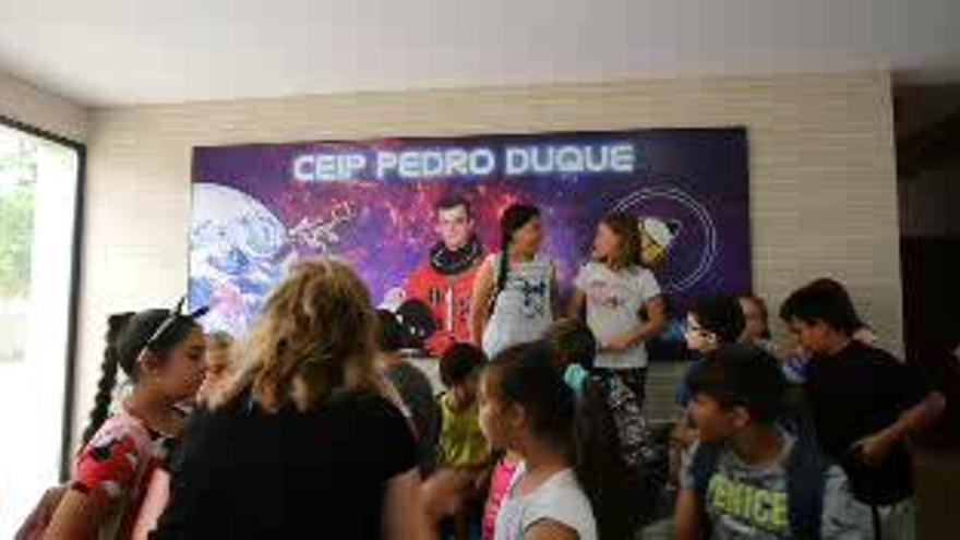 Los alumnos del colegio que lleva el nombre del astronauta Pedro Duque le ven muy inteligente y le piden que invierta más en ciencia