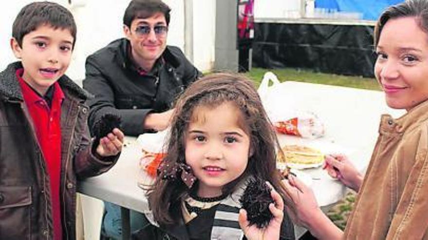 Álvaro y Victoria Tenorio Sánchez, en primer término, con sus padres, Alberto y María José, ayer, en el festival.