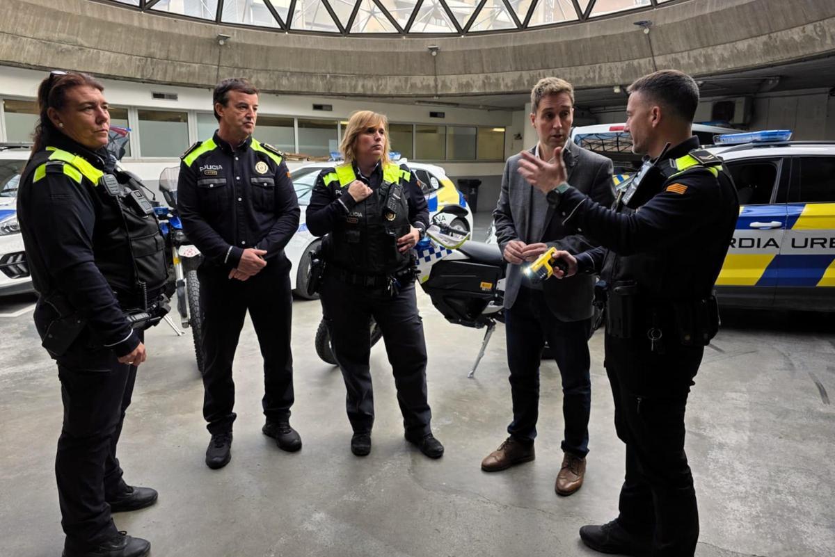 Les fotos de la presentació de les pistoles Taser de la Guàrdia Urbana de Figueres
