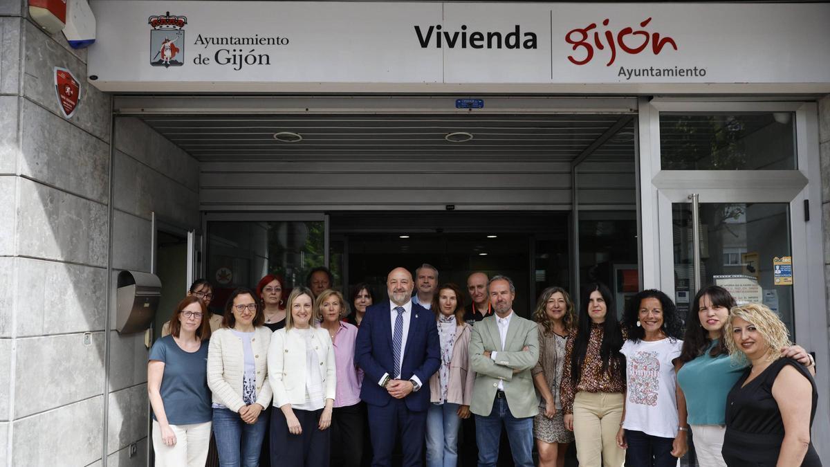 El presidente de Emvisa, Guzmán Pendás, rodeado de todo el personal de la empresa a las puertas de su sede en el Polígono.