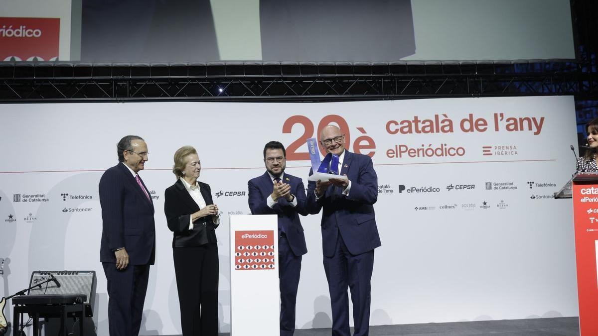 El presidente y vicepresidenta de Prensa Ibérica, Javier Moll y Arantza Sarasola, y el ’president’ de la Generalitat, Pere Aragonès, entregan el premio ’Catalán del Año’ a John Hoffman .