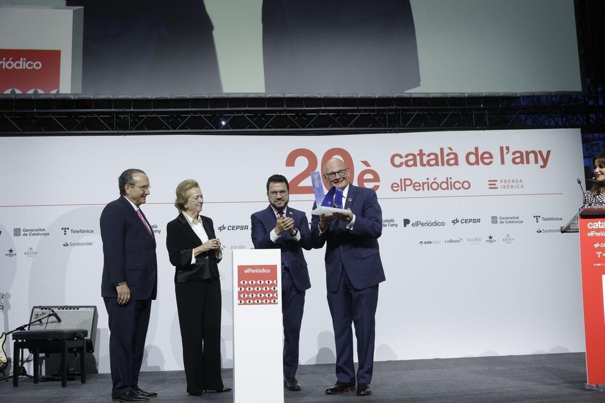 El presidente y vicepresidenta de Prensa Ibérica, Javier Moll y Arantza Sarasola, y el ’president’ de la Generalitat, Pere Aragonès, entregan el premio ’Català de l’Any’ a John Hoffman .