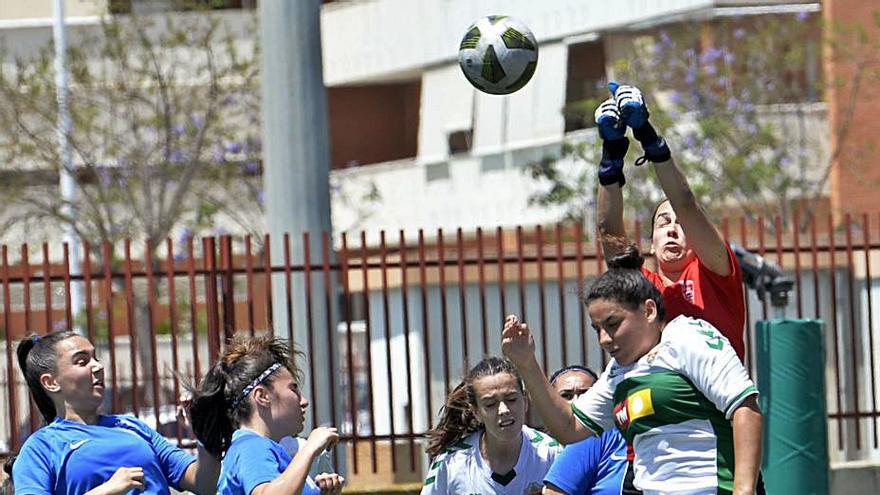 Zenaida, portera de La Garita, despeja un balón ayer ante el Elche. | |