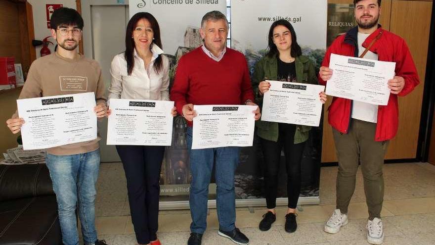 Cuíña y González Costa, con miembros de la organización del festival.