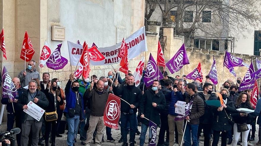 Los funcionarios se han concentrado en el exterior de la sala de plenos.