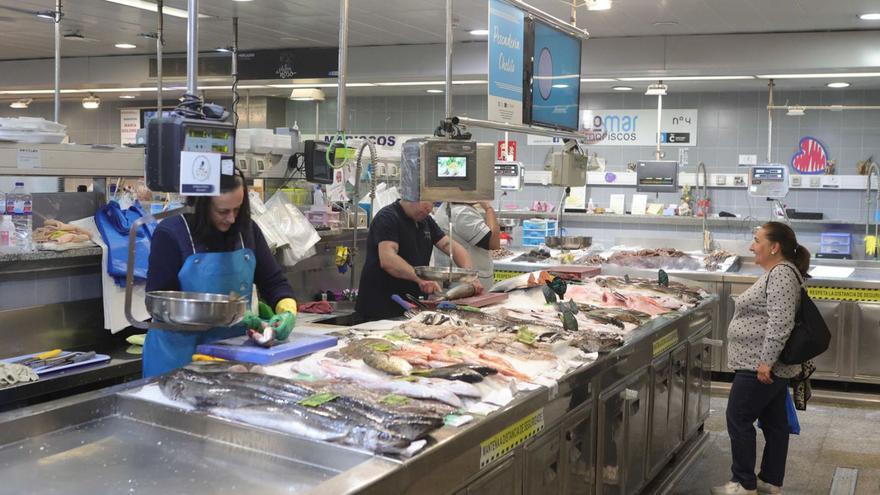 Puestos de venta de pescado en el mercado de la plaza de Lugo. |   // IAGO LÓPEZ