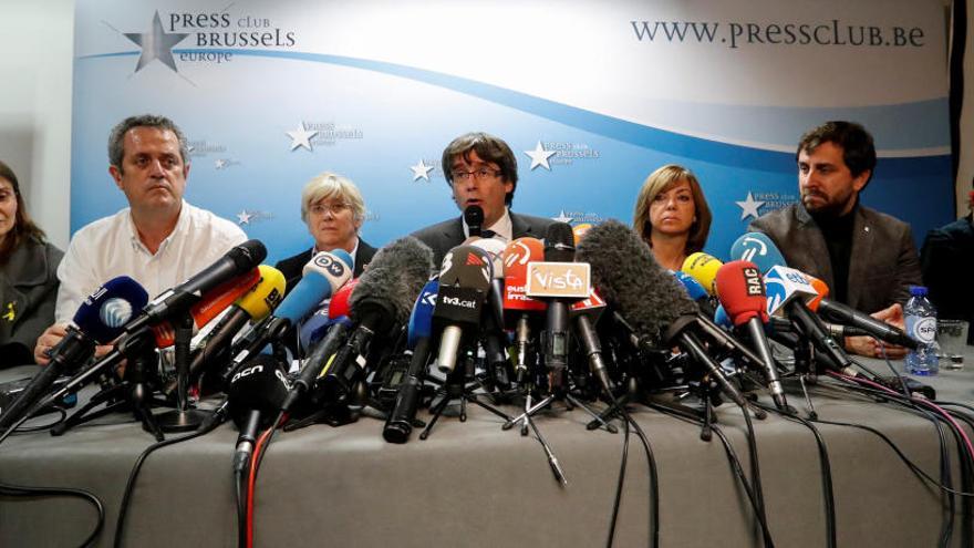 Meritxell Serret, Joaquim Forn, Clara Ponsati, Carles Puigdemont, Meritxell Borràs, Antoni Comín i Dolors Bassa a Brussel·les