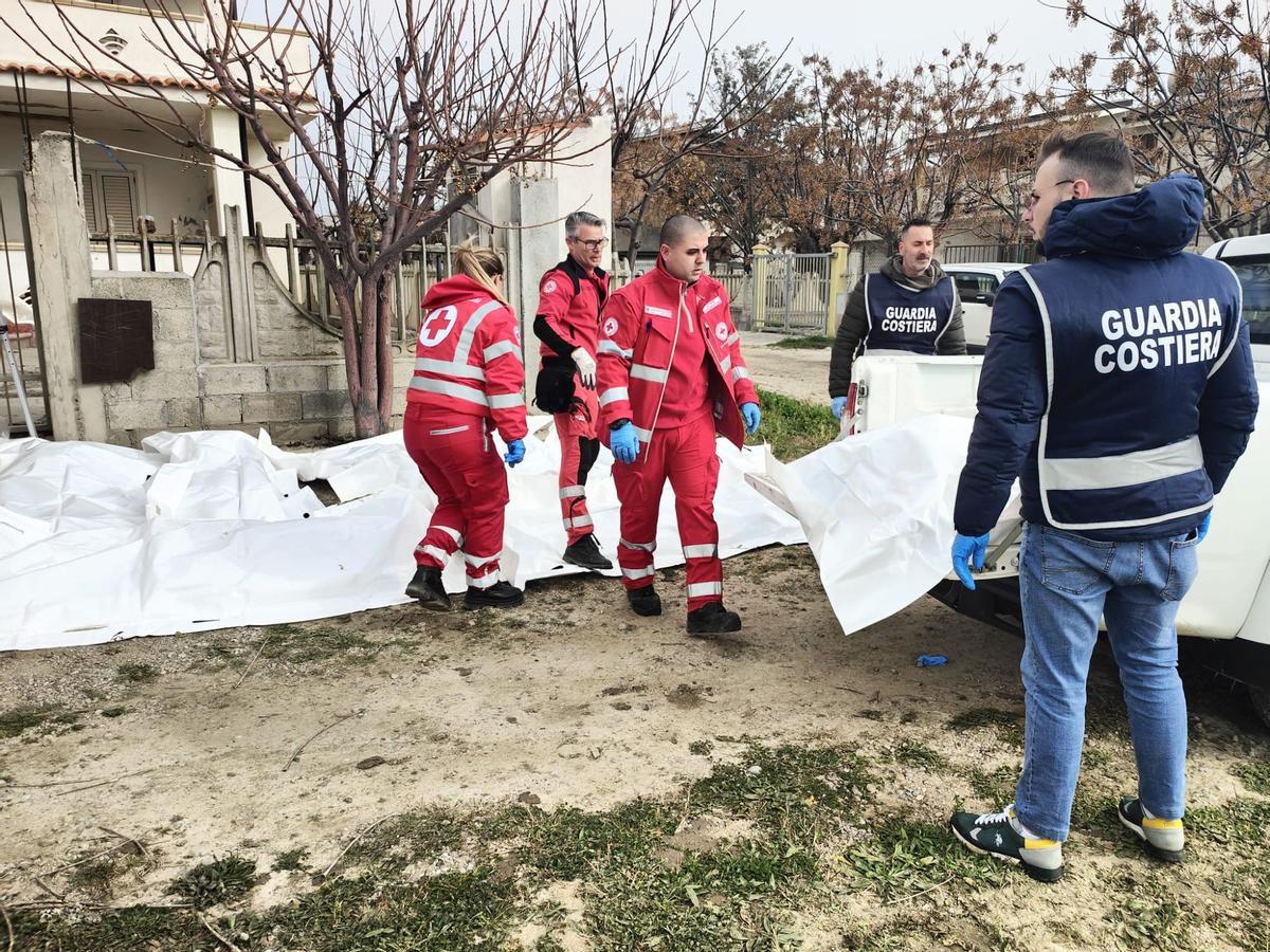 Al menos 40 personas han muerto, entre ellos varios niños, al naufragar una barca con 250 migrantes a bordo cerca de la costa de la región italiana de Calabria, en el sur del país. Decenas de cuerpos han sido encontrados en las playas de Steccato di Cutro, un balneario en la provincia de Crotone, y otros más han sido vistos en el mar.