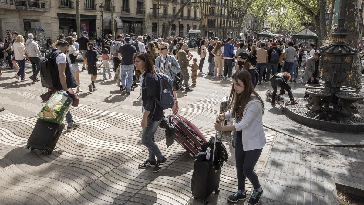 Barcelona 15/04/2022 Turistas en Barcelona El turismo vuelve a Barcelona después de la pandemia. En la foto, turistas en la Rambla Foto de Ferran Nadeu