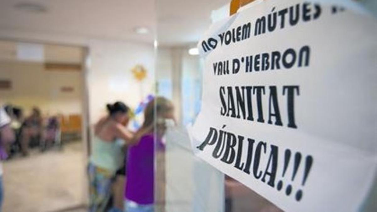 Un cartel pro sanidad pública en el Hospital Vall d'Hebron de Barcelona.