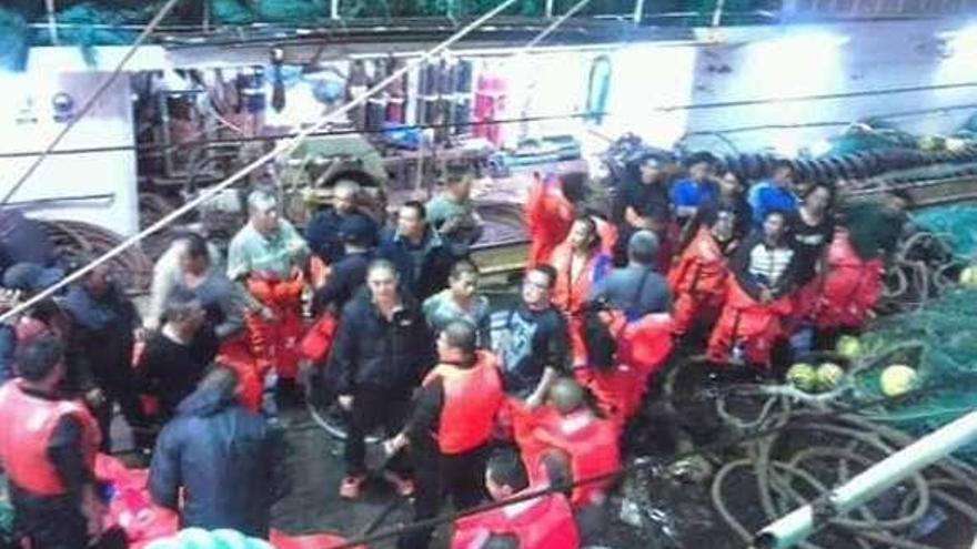 Marineros de los barcos implicados a bordo del &#039;Pesca Vaqueiro&#039;.