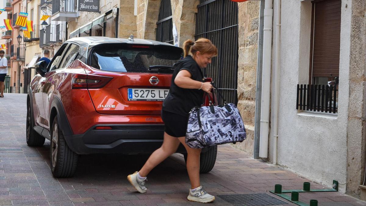 Una vecina de Catí, Dolors Segarra, vuelve a casa después de la evacuación por el incendio.