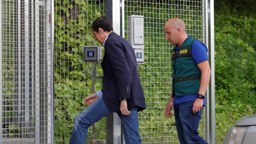 Zaplana llega a la Comandancia de la Guardia Civil.