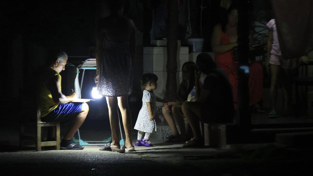 Una familia en uno de los apagones de La Habana.