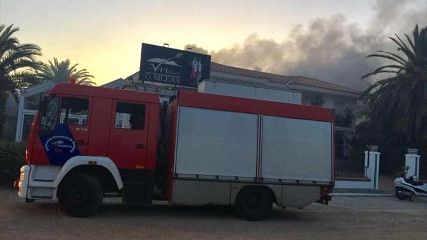 Un fuego quema parte del restaurante La Masía de la Silera de Almendralejo