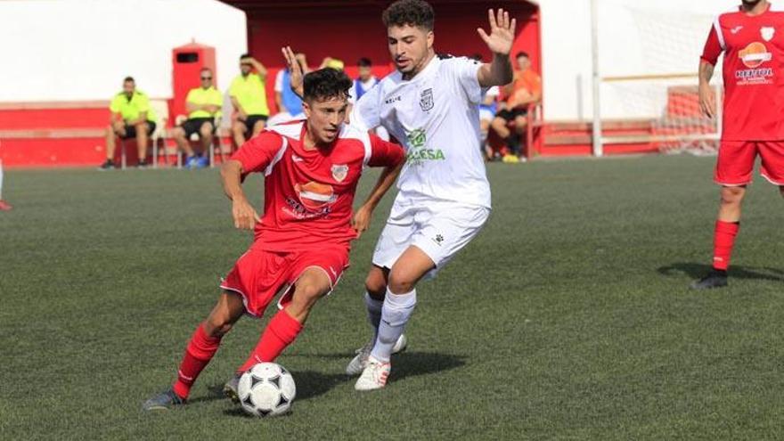 El goleador local Toñeca, a la izquierda, con un defensa del Orotava.