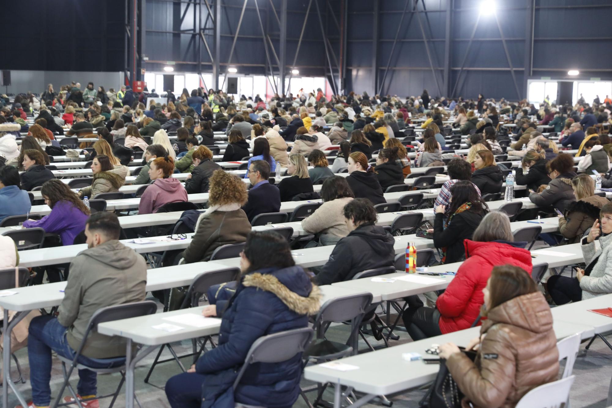 EN IMÁGENES: Nervios y curiosidad en el primer día de oposiciones de la Administración autonómica