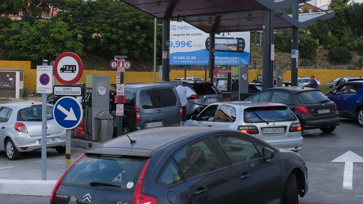 Colas en las gasolineras por el fin del descuento en la gasolina