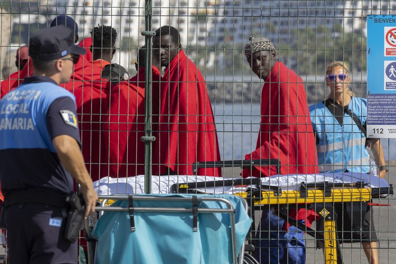 Salvamento rescata a 363 migrantes en tres cayucos en aguas de Tenerife y Gran Canaria