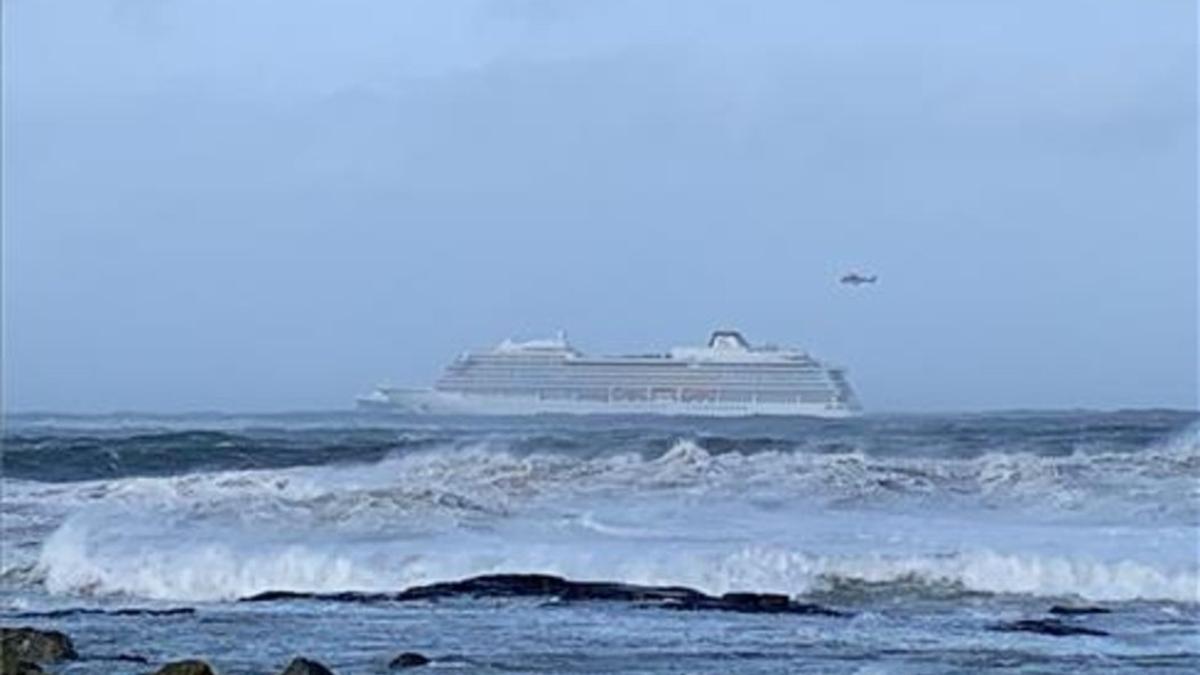 La espectacular evacuación de 1.300 personas en un crucero a la deriva en Noruega | Vídeo