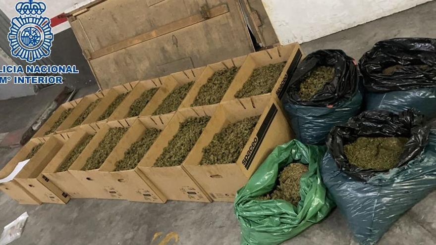 Varias de las cajas con marihuana incautada en Cerro Muriano, Marbella y Sevilla.