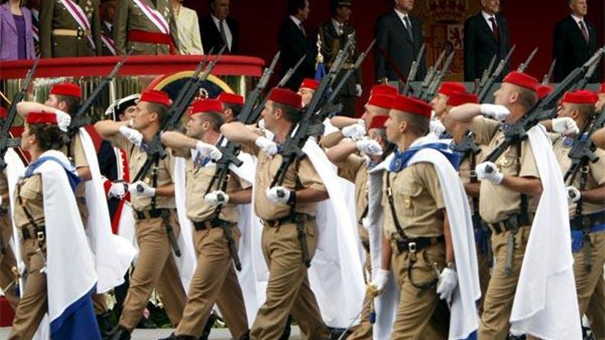 Un Tabor de Regulares pasa ante la tribuna donde se encuentran los Reyes de España y los Príncipes de Asturias.